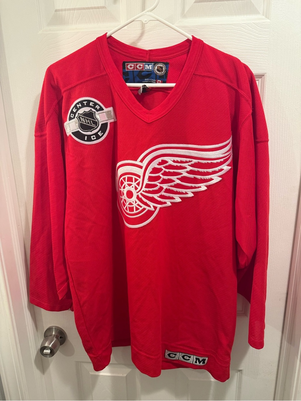 Detroit Red Wings 1990s silver center ice C CCM. Made in Canada  jersey Size M